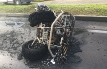 В Рыбинске столкнулись квадроцикл и легковушка: видео начавшегося пожара
