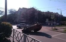 В центре Ярославля столкнулись «Рено» и «Фольксваген»: одна из машин перевернулась