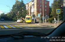 В центре Ярославля столкнулись «Рено» и «Фольксваген»: одна из машин перевернулась