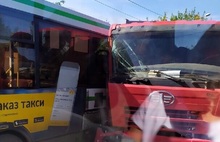 В Ярославской области автобус с пассажирами столкнулся с грузовиком