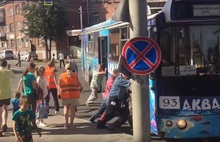 В Рыбинске пассажирам и кондуктору пришлось толкать троллейбус: видео