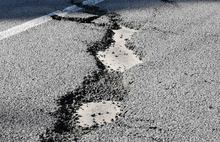 «Куски асфальта можно отделить руками»: в Ярославской области разрушается дорога, сделанная год назад