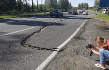 «Куски асфальта можно отделить руками»: в Ярославской области разрушается дорога, сделанная год назад