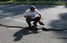 «Куски асфальта можно отделить руками»: в Ярославской области разрушается дорога, сделанная год назад
