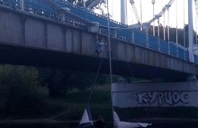 Перелез через перила моста: в Ярославле посетители парка на Даманском сняли необычное видео