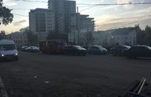 Везде грязь и строительный мусор: в Ярославле асфальтируют Октябрьскую площадь