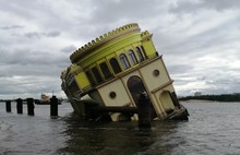 Появились новые фото утонувшего в Ярославле скандального дебаркадера: причина водного ЧП проясняется