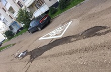 В Ярославле дорожные знаки нарисовали в ямах