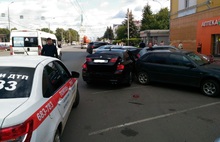 В центре Ярославля автомобиль «БМВ» протаранил припаркованные машины: видео