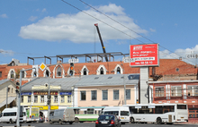 На здании бывшей кондитерской фабрики Ярославля меняют крышу. С фото