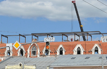 На здании бывшей кондитерской фабрики Ярославля меняют крышу. С фото