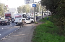 «Ездят, как на тракторах по полю»: в Ярославле в аварию попали рейсовый автобус и «Яндекс такси»