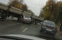 В Ярославле легковушка «влетела» под грузовик: видео