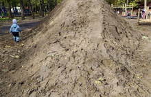 Горка из песка и ламината: ярославцы шокированы объектом в благоустроенном Юбилейном парке
