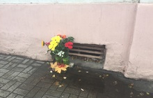 Борису Немцову - 60: ярославцы несут цветы к дому, где жил политик