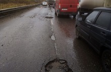 На Суринском путепроводе в Ярославле десять машин пробили колеса из-за ям на дороге