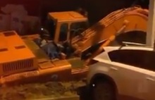 Впал в зимнюю спячку: в Ярославле экскаватор провалился в яму – видео
