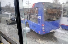 В Ярославле столкнулись пассажирский автобус и легковушка: четверо пострадавших
