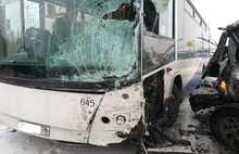 В Ярославле столкнулись пассажирский автобус и легковушка: четверо пострадавших