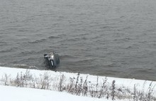 В Рыбинске машина плавает в Волге