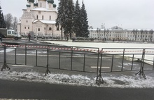 На Советской площади Ярославля начался монтаж новогоднего катка