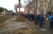 Фото дня: очередь в ярославскую «наркологичку» бьет все рекорды