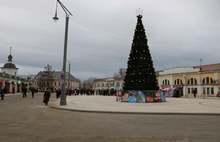 «Похожи на виселицы»: гости Ростова раскритиковали новые фонари на Соборной площади