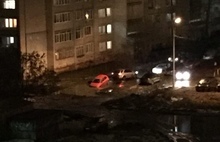 В Ярославле на улице Строителей тонут машины: фото