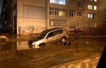 В Ярославле на улице Строителей тонут машины: фото