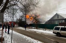 В Переславле полыхает двухэтажный жилой дом: видео