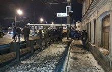 «Автобус впечатал машину в дом»: в Ярославле произошло несколько ДТП, Московский стоит