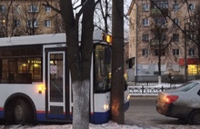 В Ярославле автобус врезался в столб