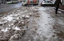 Тротуары в центре Ярославля утонули в снежной жиже