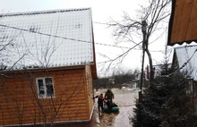 Ярославские спасатели эвакуируют людей из затопленных домов