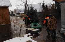 Ярославские спасатели эвакуируют людей из затопленных домов