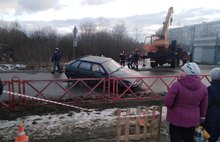 В Ярославле легковушка провалилась под асфальт - фото