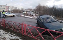 В Ярославле легковушка провалилась под асфальт - фото