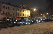 В центре Ярославля горит здание военного комиссариата: фото