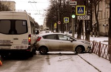 В Ярославле из-за обледеневших дорог «бьются» маршрутки