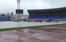 Поле стадиона «Шинник» закрыли специальной пленкой