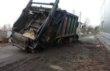 На ярославских улицах вновь застрял мусоровоз