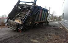 На ярославских улицах вновь застрял мусоровоз