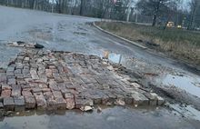 Почти брусчатка: ярославцы закладывают ямы на дорогах кирпичами