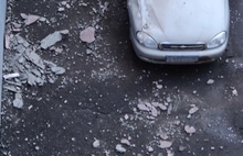 В Ярославле на автомобиль рухнул утеплитель со стены многоэтажки
