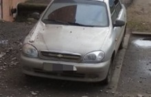 В Ярославле на автомобиль рухнул утеплитель со стены многоэтажки