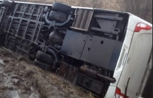 «Объезжал ямы»: под Ярославлем перевернулся автобус