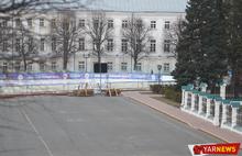 В Ярославле на Советской площади разбирают новогодний каток – фото