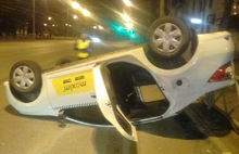 В Ярославле ночью перевернулся автомобиль такси