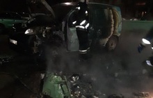 В Ярославле вместе с мусорными контейнерами сгорел легковой автомобиль