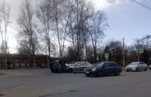 В Ярославле в ДТП попал автомобиль такси: видео